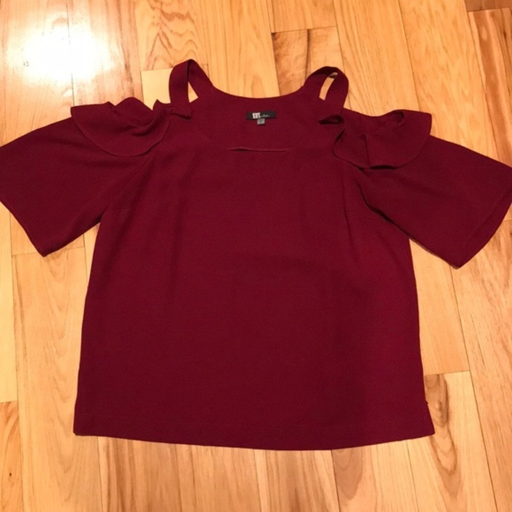 Kut from the Kloth red cold shoulder blouse SzM